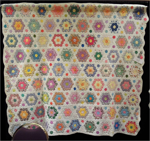 Color-pop garden exhibited by Vicki Calahan, 2013 AZQG, photo by Quilt Inspiration